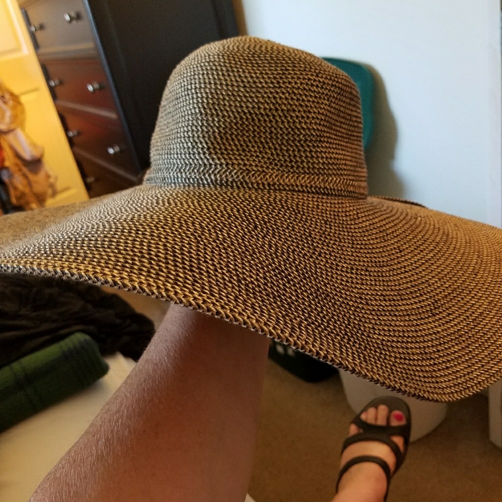 Wide brimmed  hat