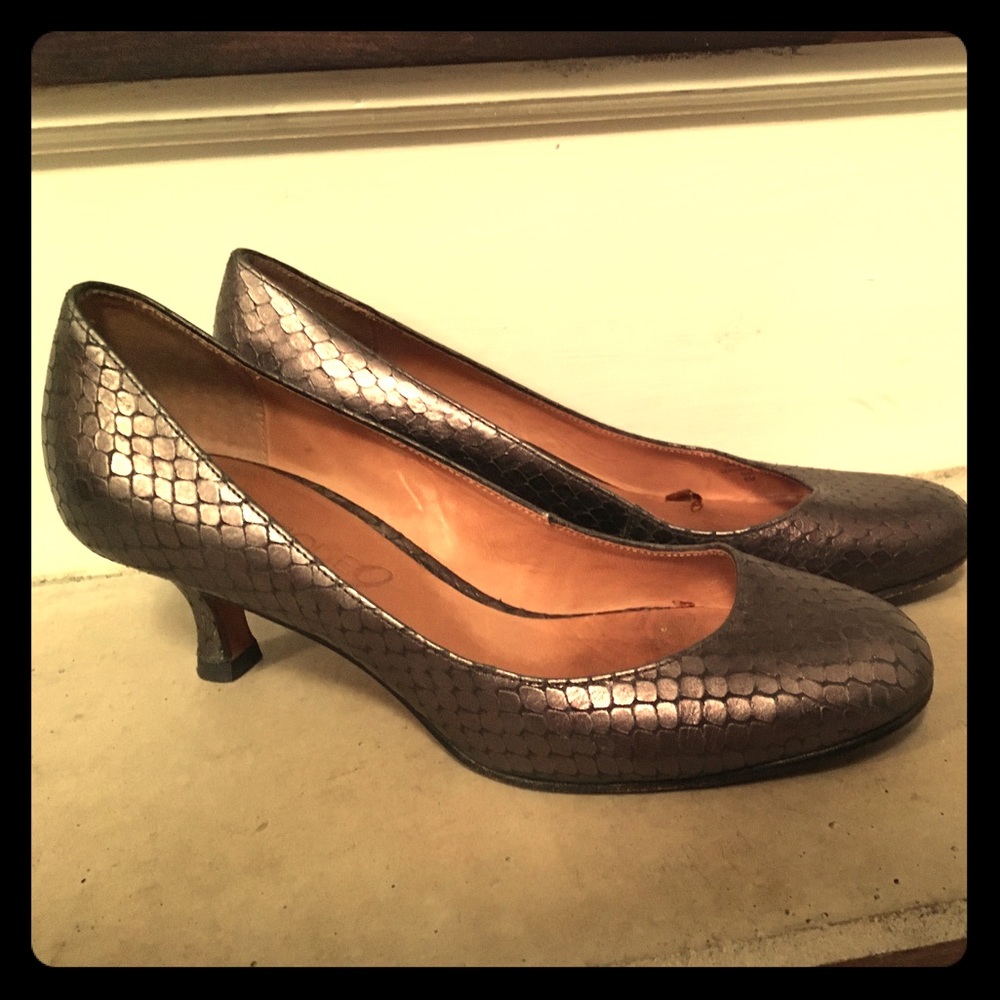 Silver snakeskin pumps