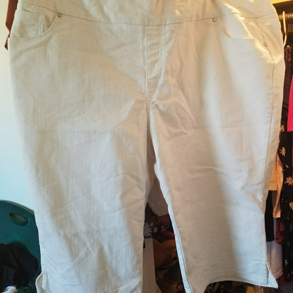 White crop pants