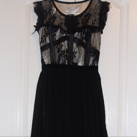 MIDI dress in black , lace accents. NEW WITH TAGS - Picture 3 of 4
