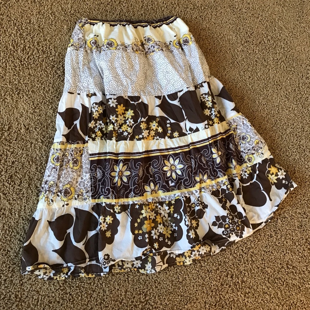 Floral printed knee-length skirt - like new!