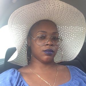 Meet your Posher, Holly