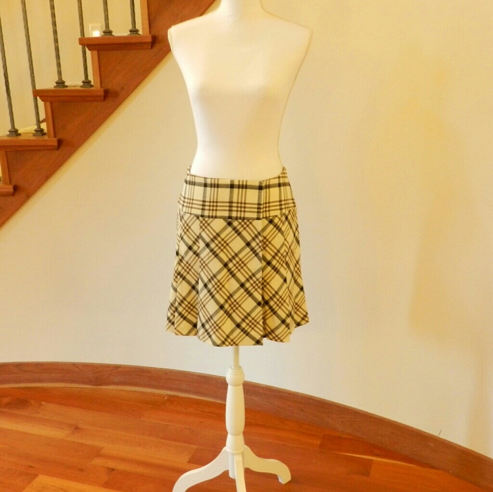 Cream plaid pleated skirt
