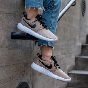 NIKE ROSHE SNEAKERS (Olive Gold Tone)
