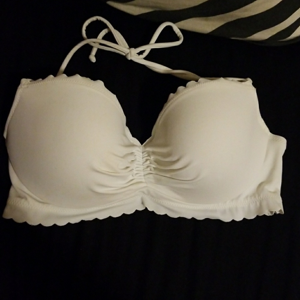 🌼Adorable scalloped white bathing suit top vs🌼