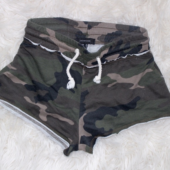 Cute & comfy camo shorts!!! ✌🏻️ - Picture 1 of 3