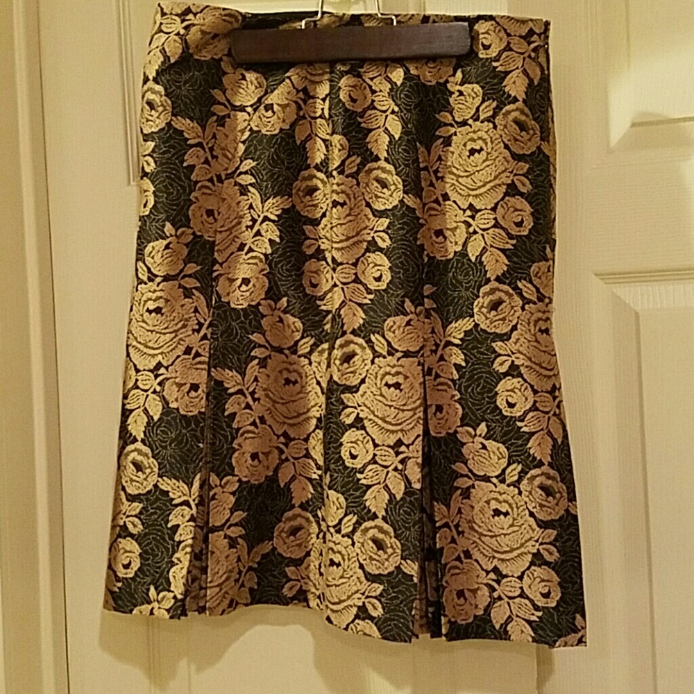 4P Beautiful Anne Taylor Shell Silk Pleaded Skirt.