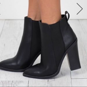 Lipstik brand 🆕 Sexy black bootie!
