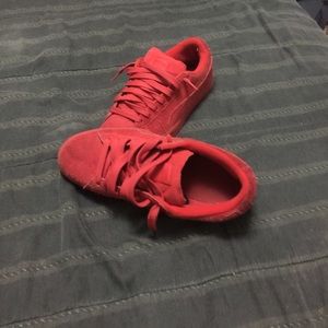 All red pumas