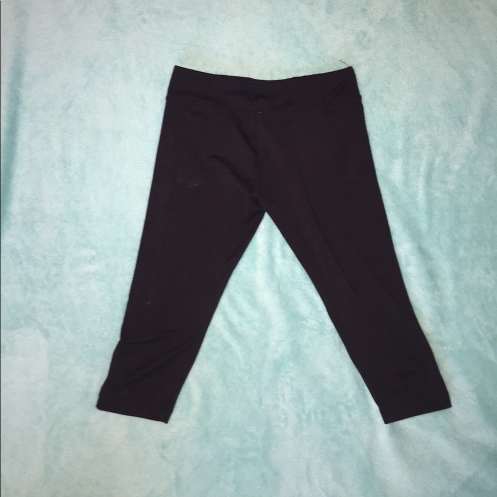 Kids black cropped leggings.