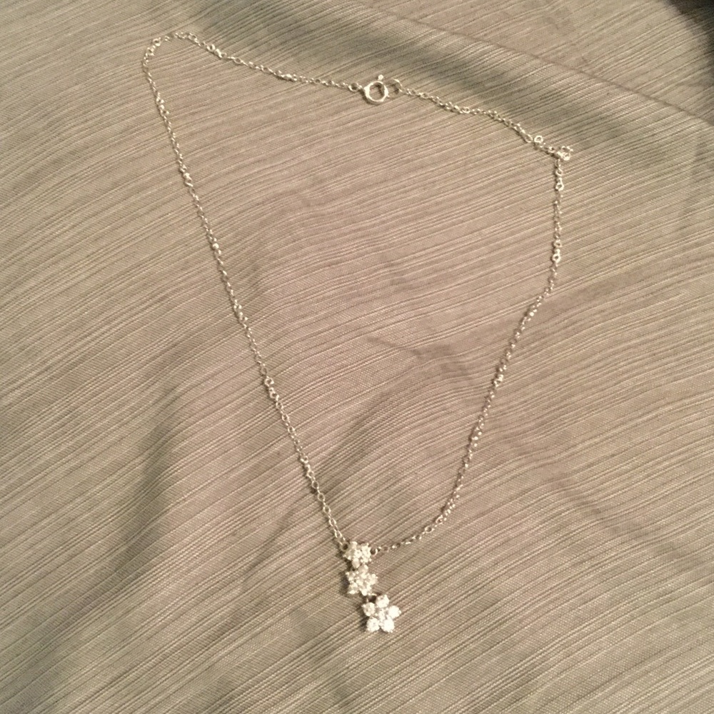 Flower pendant necklace