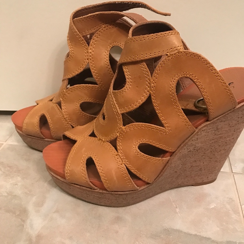 Lucky 7.5 brown wedge sandals