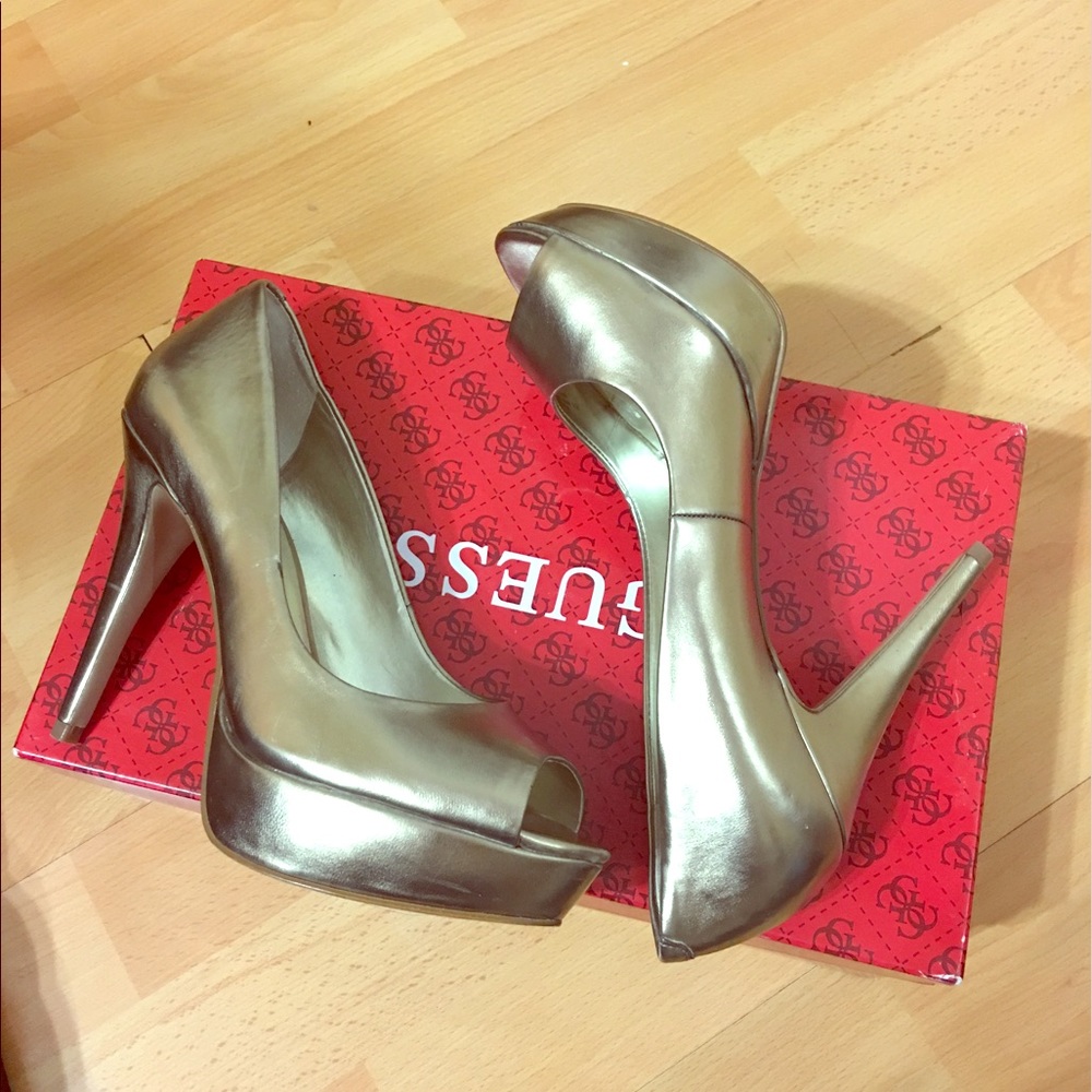 Guess 6 1/2 gold pre-own