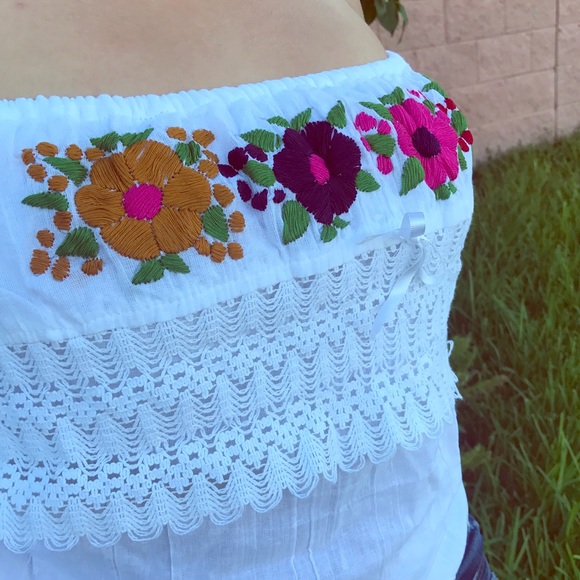 Lace Floral Embroidered Off-Shoulder Top Campesina - Picture 3 of 4