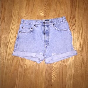Light wash Levi shorts