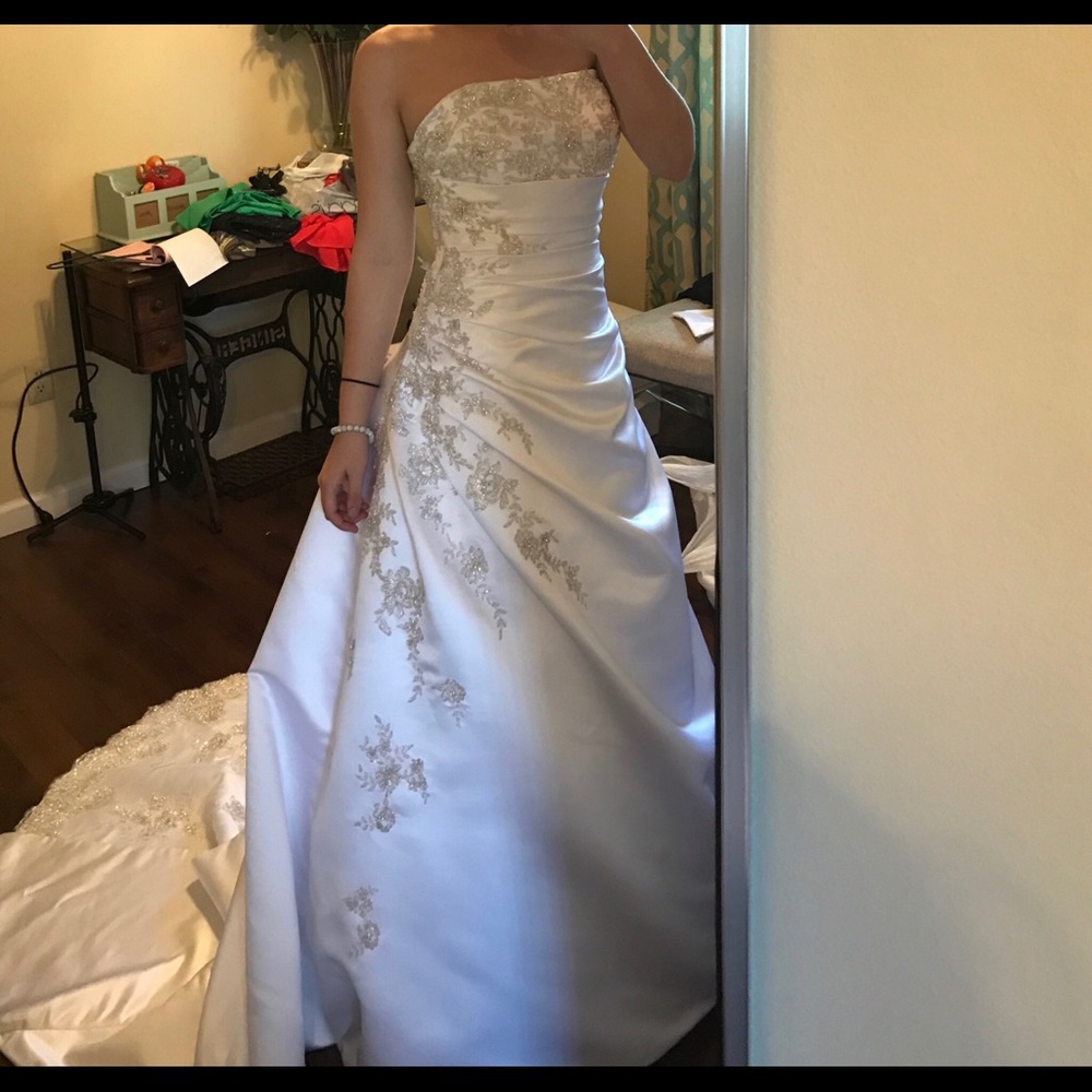 WEDDING DRESS! CLEAN AND WHITE