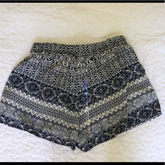 Patterned shorts - Picture 2 of 2
