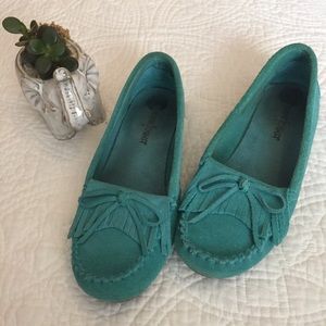 🍀 Minnetonka Teal Moccasin Flats.
