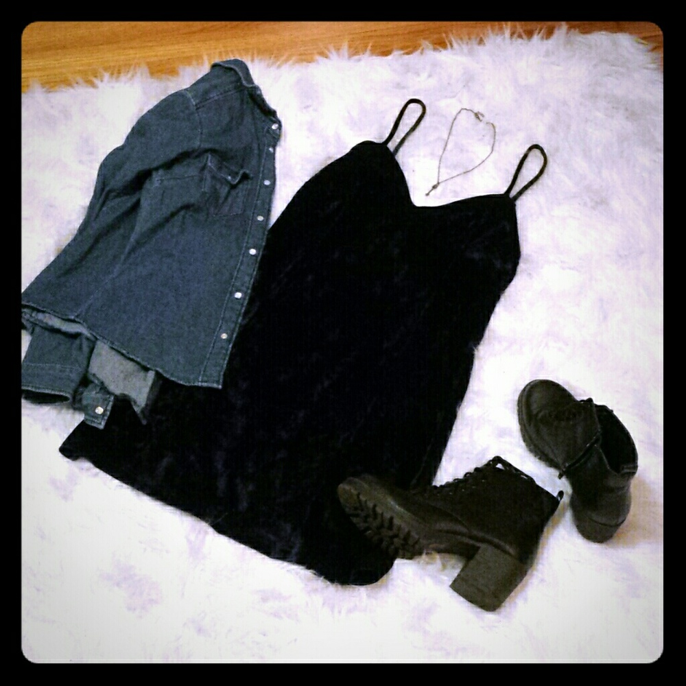 Dark blue velvety dress by Insight