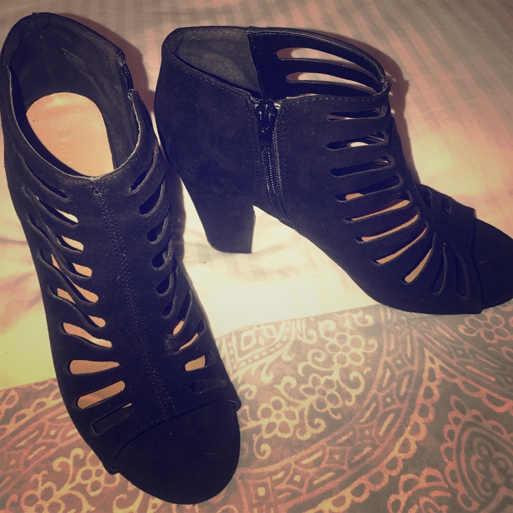 Black Bamboo brand peep toe heels. EUC-size 9.