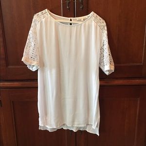 White tunic with crochet sleeves
