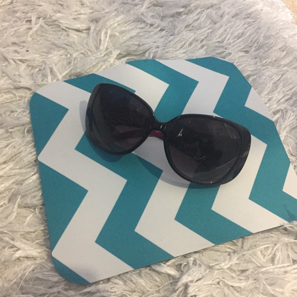 Fashionable Black/Purple Sunglasses