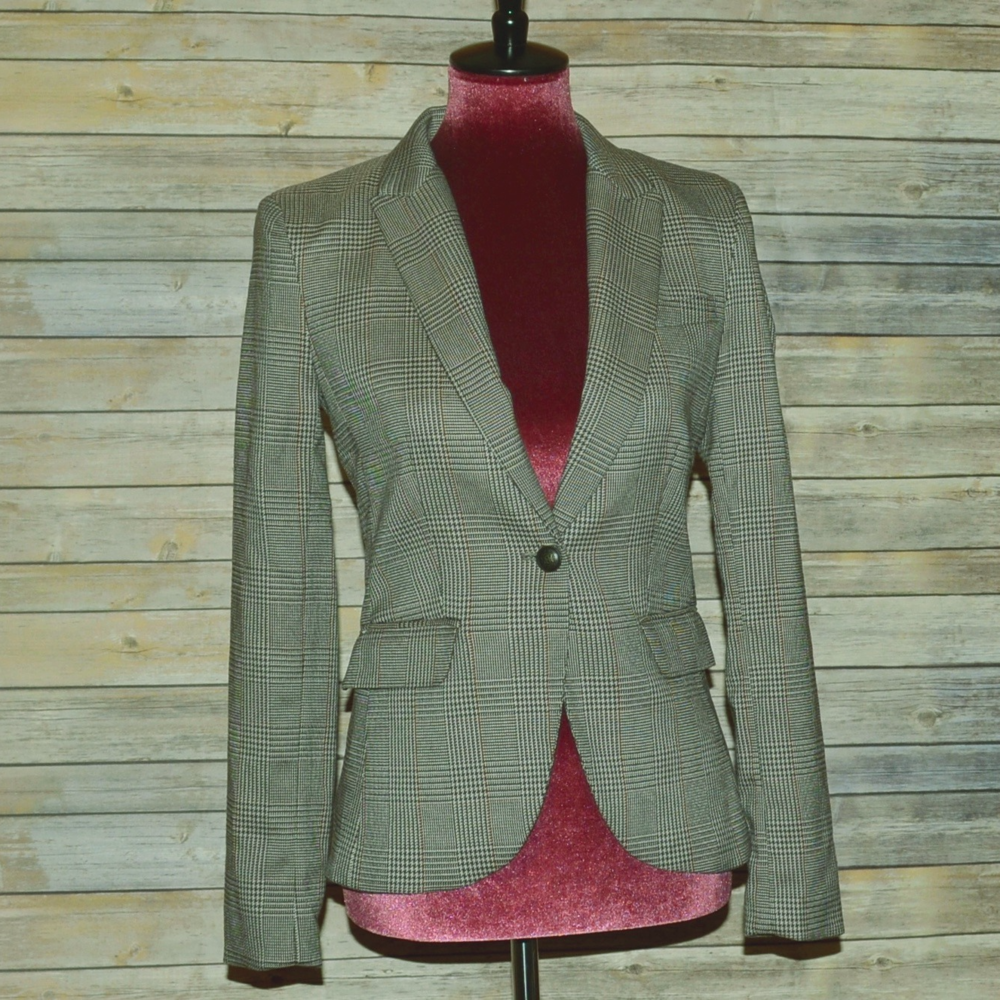 H & M plaid blazer fully lined perfect condition.