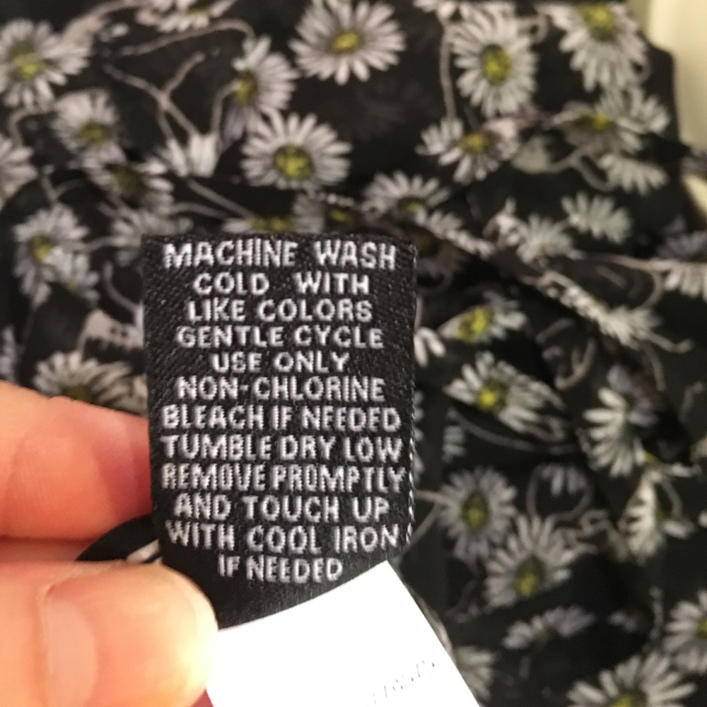 HOT TOPIC New Daisies with Skulls Camisole - Picture 7 of 7