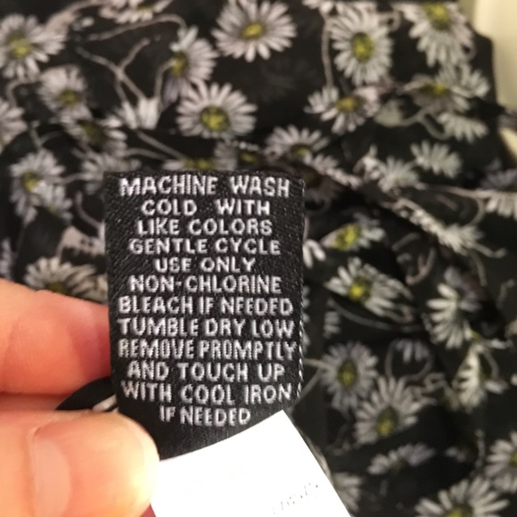 HOT TOPIC New Daisies with Skulls Camisole - Picture 7 of 7