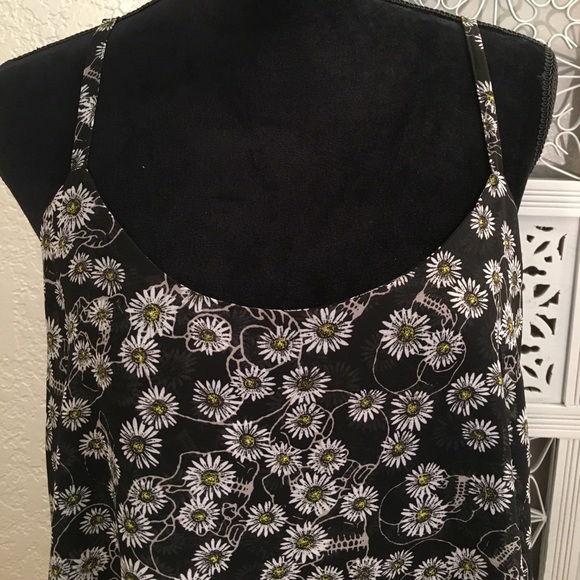 HOT TOPIC New Daisies with Skulls Camisole - Picture 2 of 7