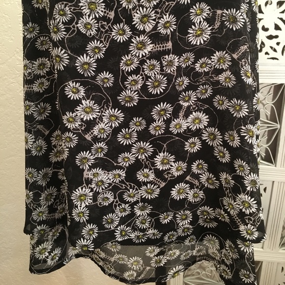 HOT TOPIC New Daisies with Skulls Camisole - Picture 3 of 7