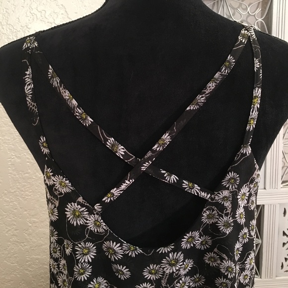 HOT TOPIC New Daisies with Skulls Camisole - Picture 5 of 7