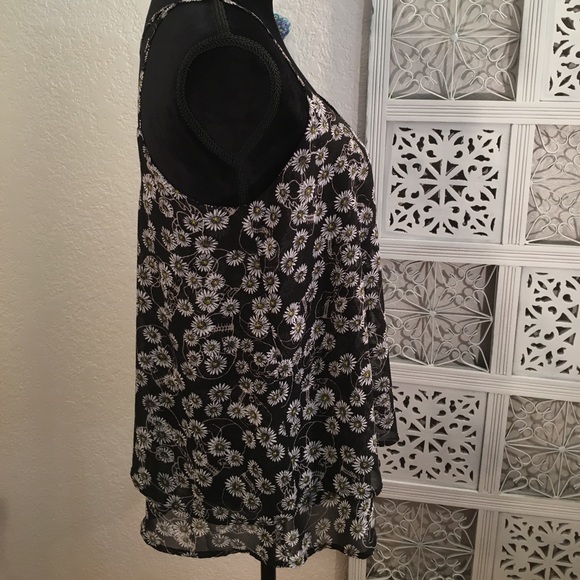 HOT TOPIC New Daisies with Skulls Camisole - Picture 6 of 7