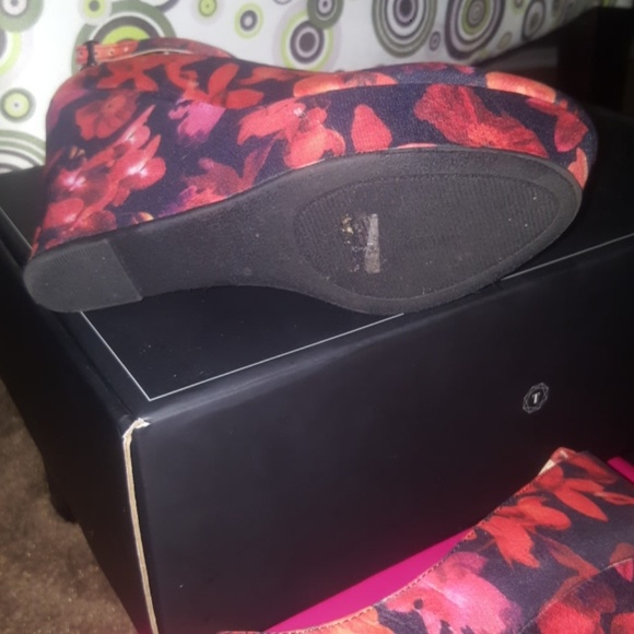 Shoe - Picture 3 of 3