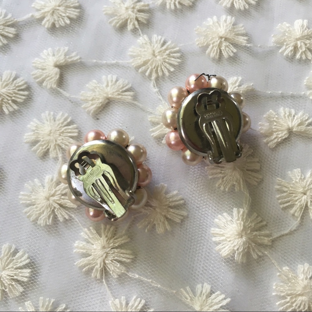 Vintage imitation pearl cluster clip on earrings - Picture 3 of 4