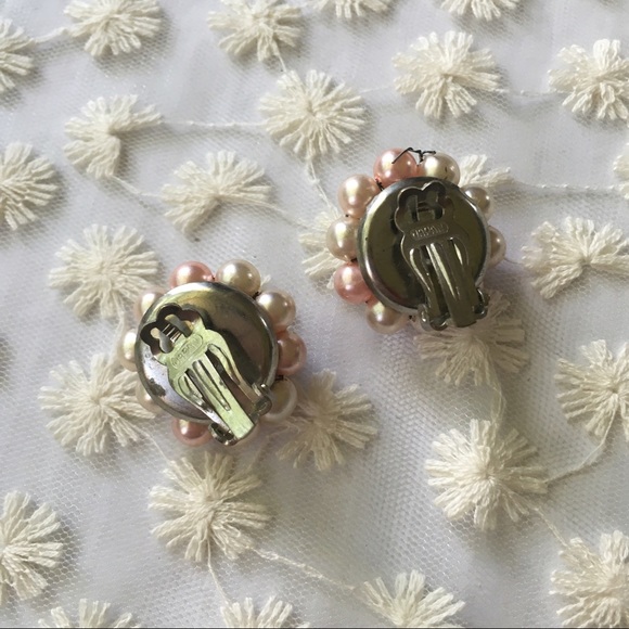 Vintage imitation pearl cluster clip on earrings - Picture 3 of 4