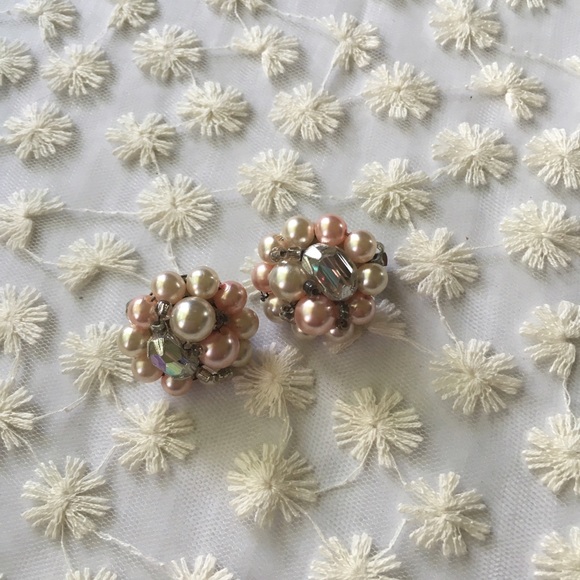 Vintage imitation pearl cluster clip on earrings - Picture 2 of 4