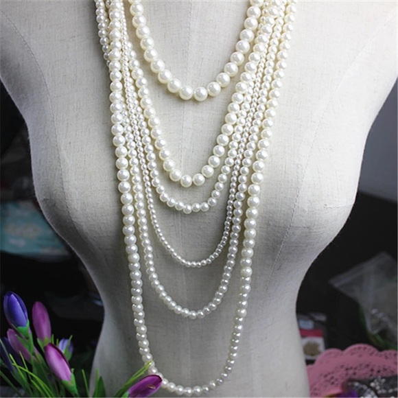 Jewelry - Multilayer pearl necklace.