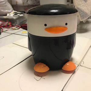 Penguin step trash can dust bin