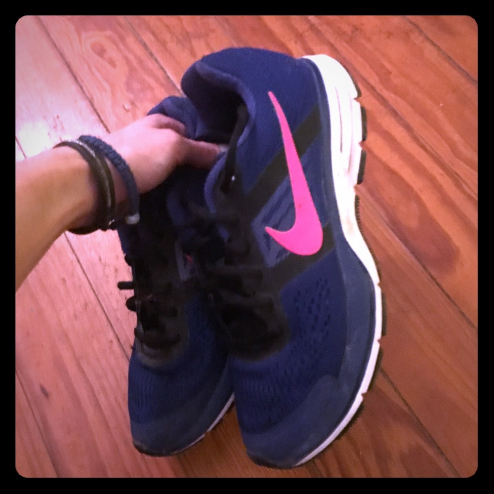 NIKE RUNNING SHOES