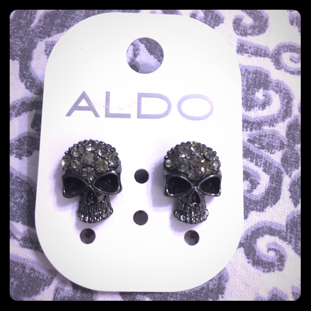 Skull stud earrings