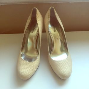 Faux snakeskin cream pumps