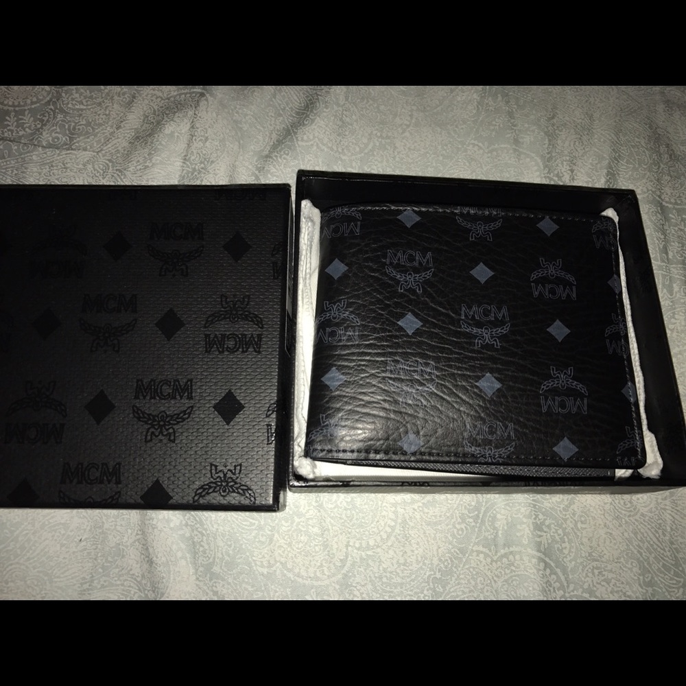 MCM claus Bi-fold wallet (rare)