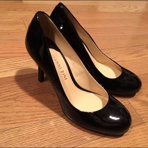 Gianni Bini black patent pumps 7M