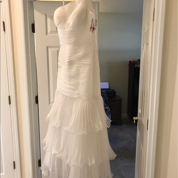 New never worn wedding dress - Picture 4 of 5
