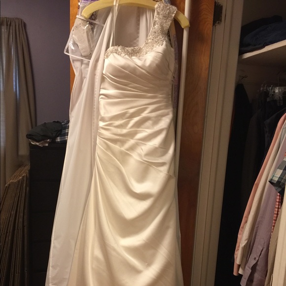 Wedding gown - Picture 2 of 6