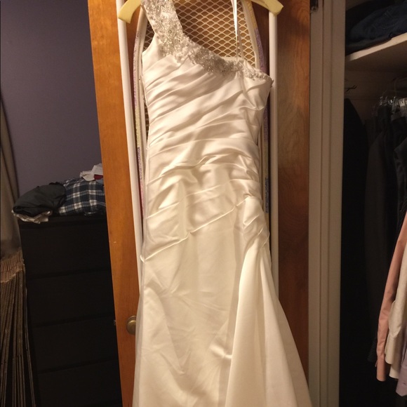 Wedding gown - Picture 3 of 6