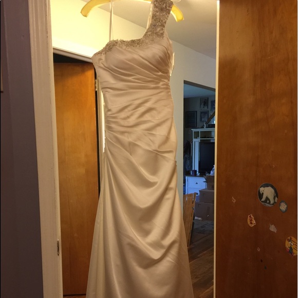 Wedding gown - Picture 4 of 6