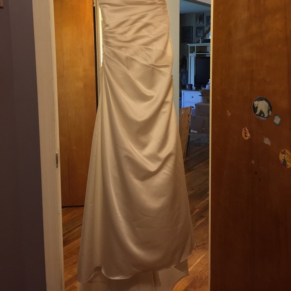 Wedding gown - Picture 5 of 6