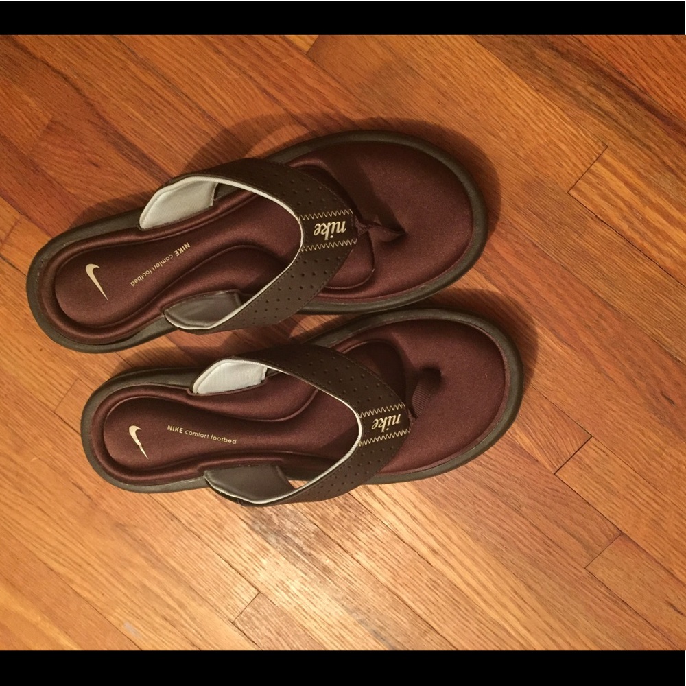 Women's Nike flip flops